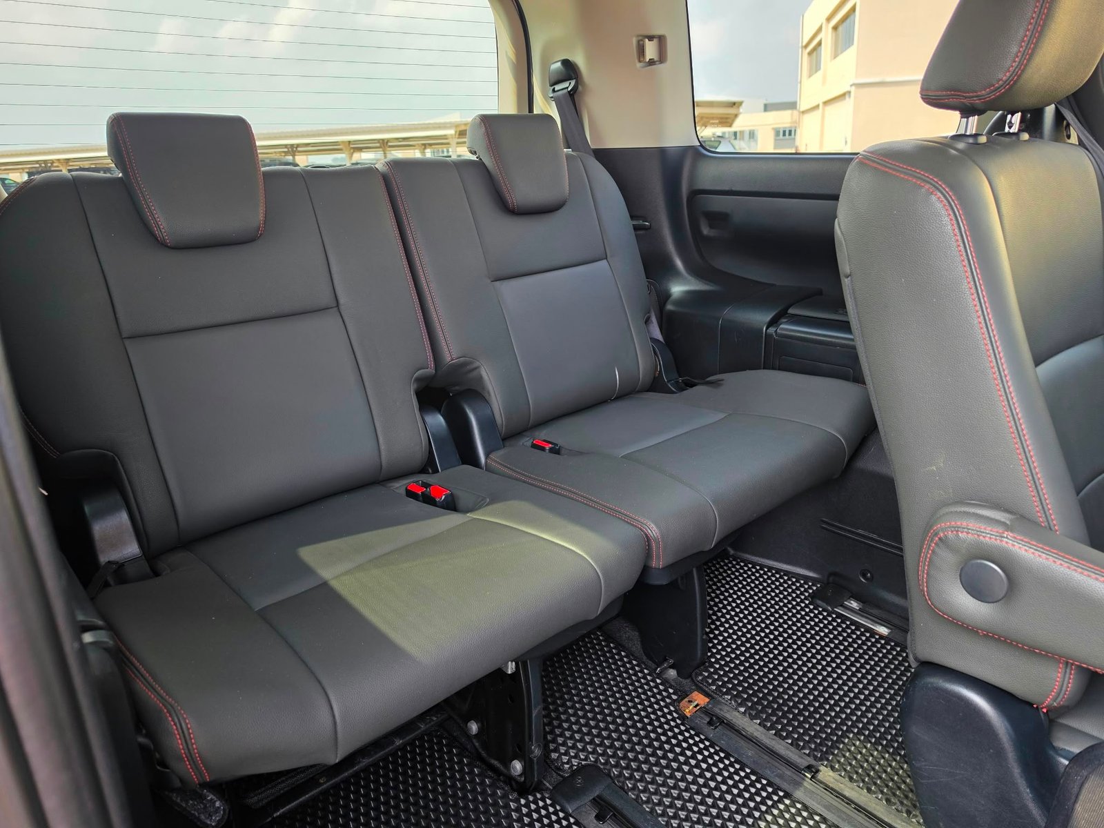 Toyota Noah Hybrid 1.8X 7 Seater photo 9
